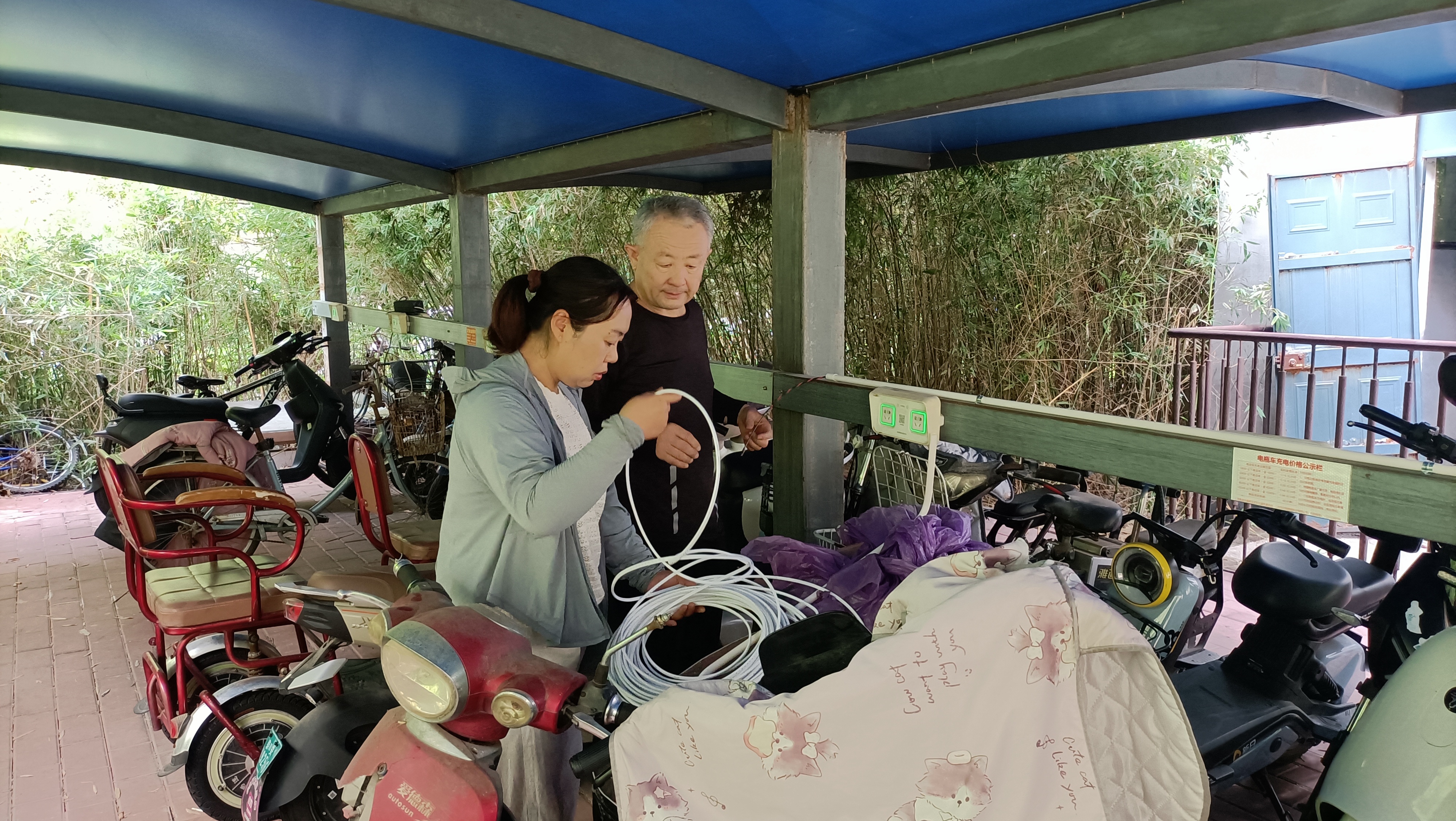 为民办实事上高街道双龙社区点亮车棚暖民心 精细服务解民忧